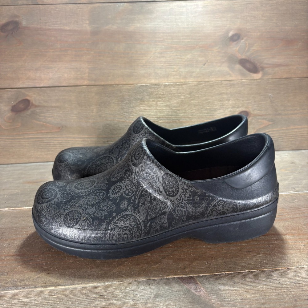 Crocs Neria Pro II Womens size 8 shoes Black Paisley Nursing Work clogs